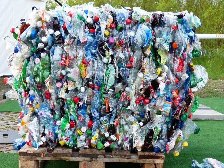 Odpadní plasty a další recyklovatelné materiály - co se s nimi děje? A má to smysl?